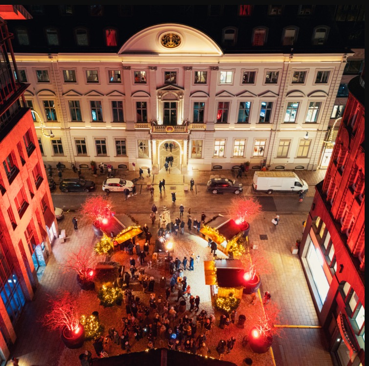 Weihnachtsmarkt am Neuer Wall in Hamburg bei Nacht, Luftaufnahme des beleuchteten Platzes